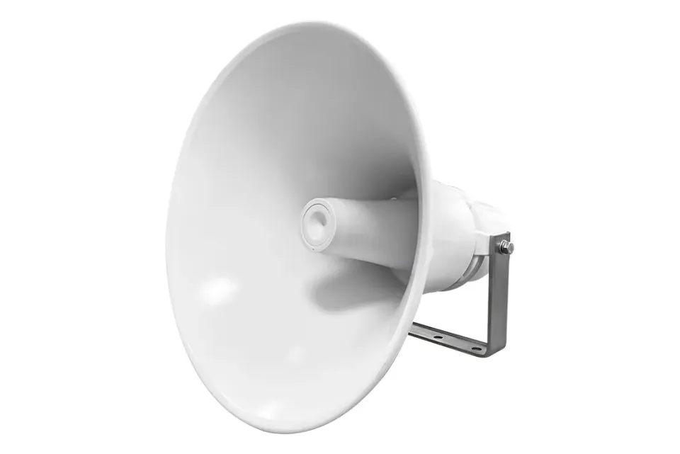תצלום מוצר EH60 — שופר כריזה IP גדול בצבע לבן עם פעמון רחב במיוחד ותושבת U מפלדת אל-חלד, מבט אלכסוני מלפנים
