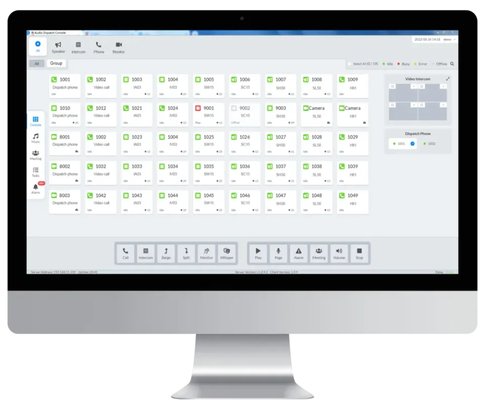 צילום מסך של קונסולת המוקדן IP Audio Dispatch Console — רשת מכשירי קצה (רמקולים, אינטרקומים וטלפונים) עם סטטוס כל אחד, ושורת פעולות לכריזה, ניטור והפעלת חירום