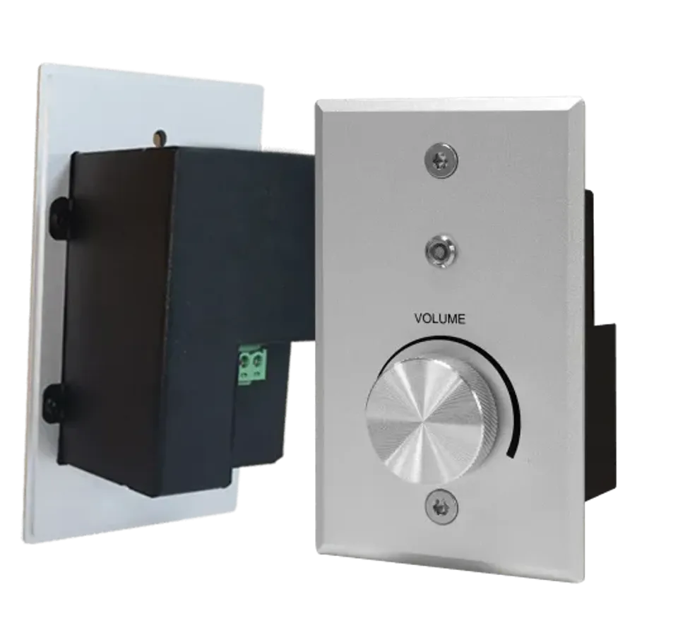 תצלום מוצר VC-Z01 — בקר עוצמה IP עם לוח קדמי מאלומיניום וחוגת ווליום מרכזית, לצד תיבת ההתקנה האחורית ומחבר ה-Phoenix ליציאת המגע היבש